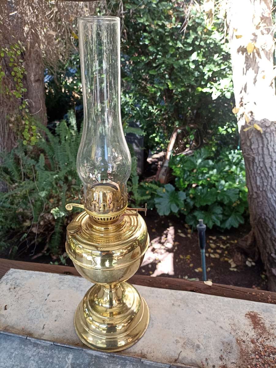 Beautiful Vintage  Oil Lamp in good condition