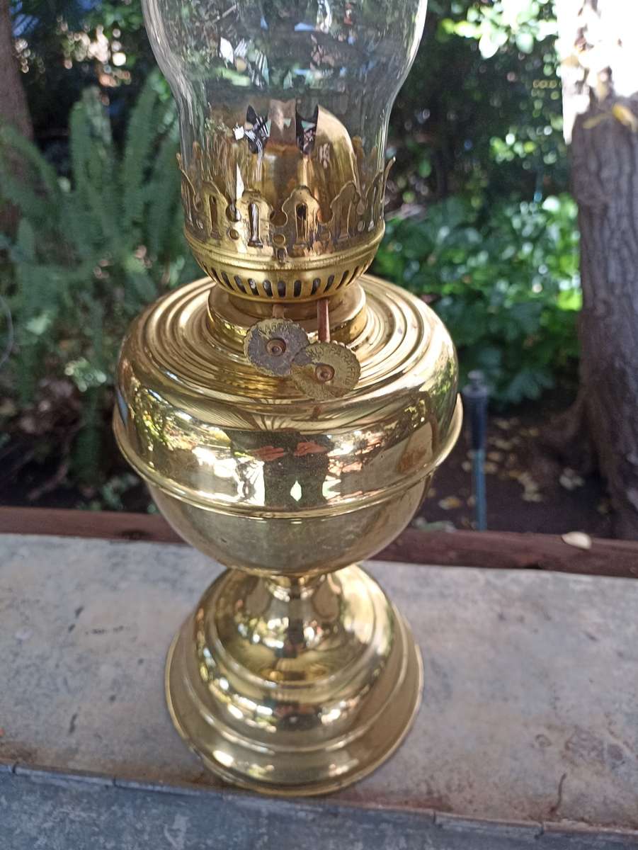 Beautiful Vintage  Oil Lamp in good condition