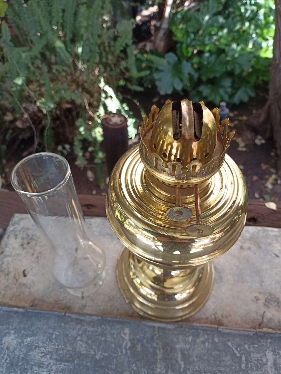 Beautiful Vintage  Oil Lamp in good condition