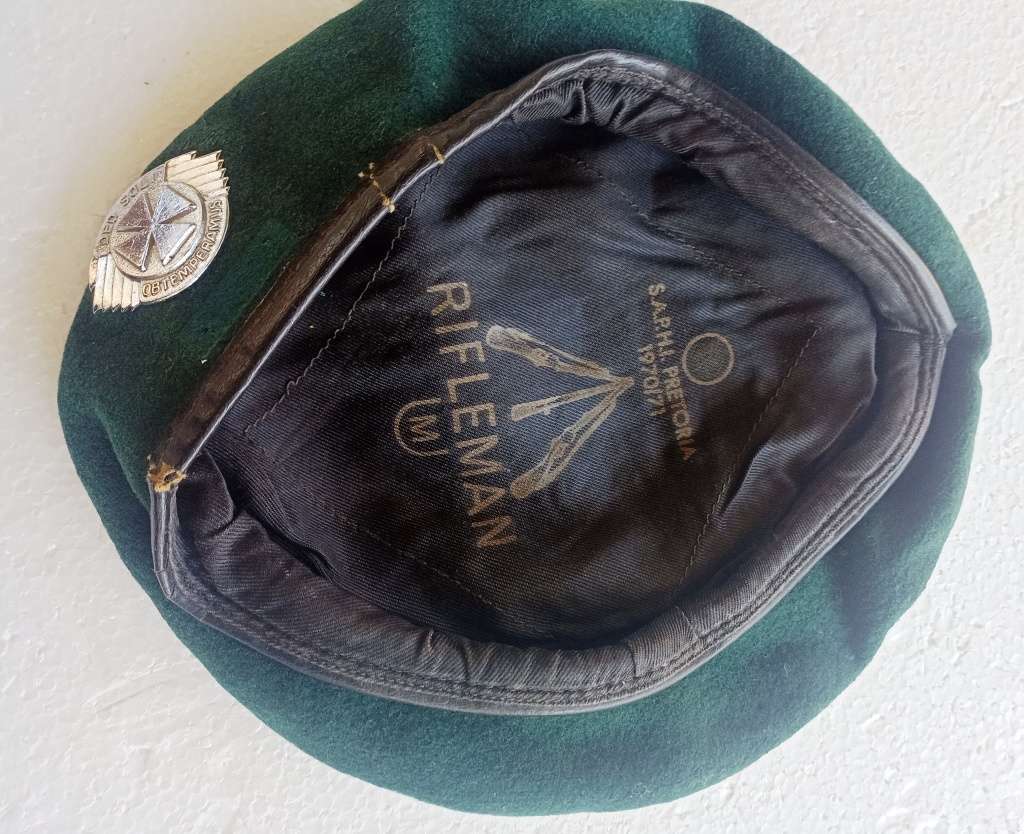 SADF Green Rifleman S.A.P.H.I. Pretoria (Medium) 1970/71 Green Beret with Reg. Dan Pienaar Badge