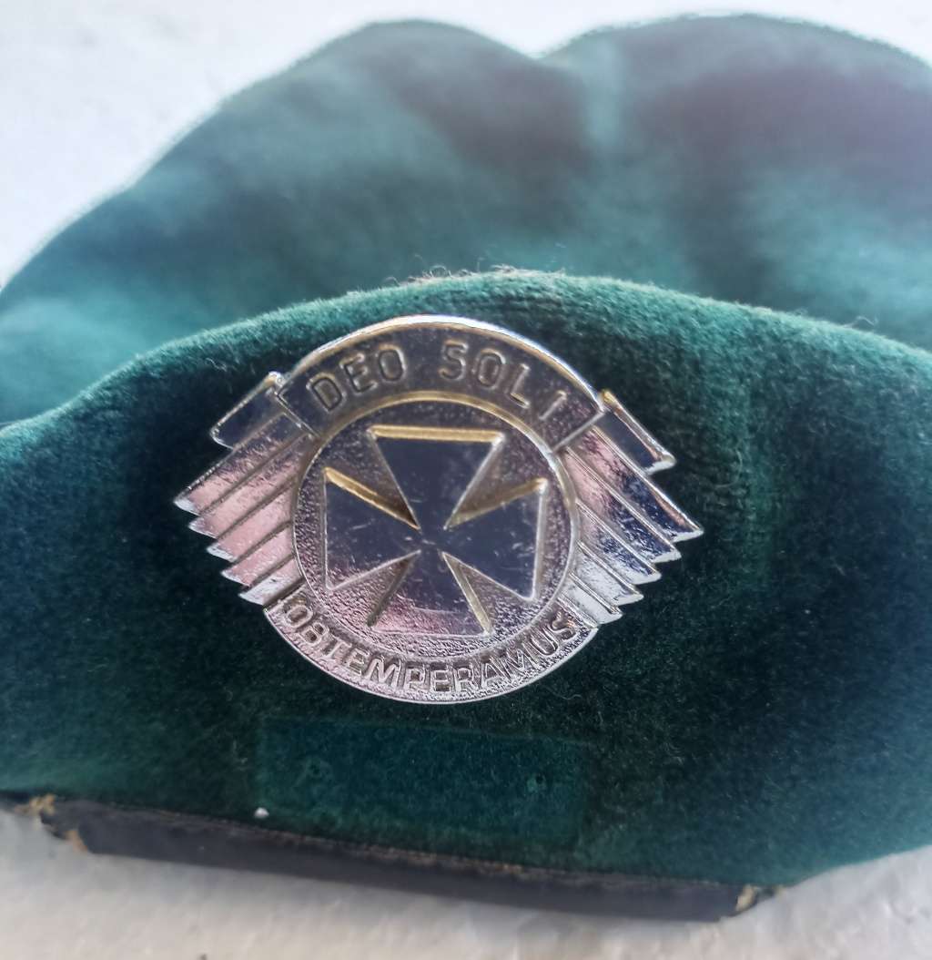 SADF Green Rifleman S.A.P.H.I. Pretoria (Medium) 1970/71 Green Beret with Reg. Dan Pienaar Badge