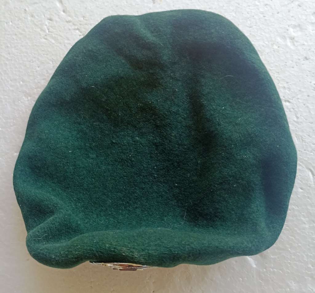 SADF Green Rifleman S.A.P.H.I. Pretoria (Medium) 1970/71 Green Beret with Reg. Dan Pienaar Badge