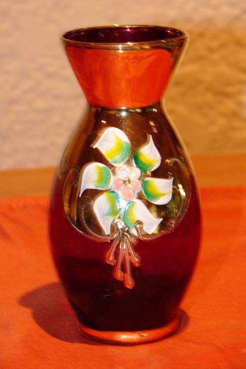 Beautiful Red Venetian Glass Vase - Height 12cm - No chips or cracks