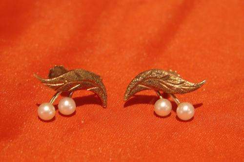 Fancy pair of 9ct gold screw on ear rings with leave pattern with two pearls on each