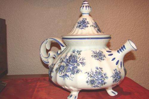 Large Capodimonte Kettle with lid- Height 33cm-width 35cm-Very good condition-no chips/cracks