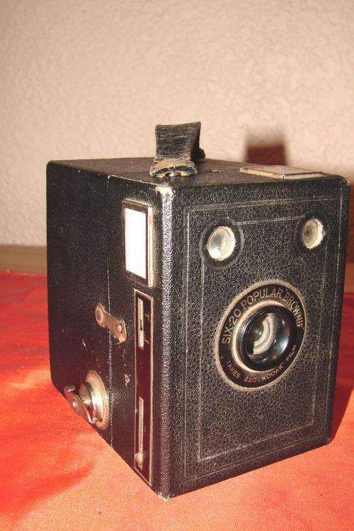 Vintage Six 20 Popular Brownie Camera - Complete and all parts in working order
