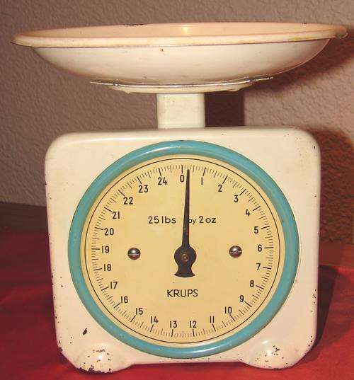 Vintage 25lbs by 2oz Enamel Krups Kitchen Scale - Good condition