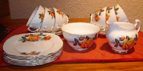 Beautiful 20 Piece Colclough Tea Set with Roses and Gold Trimmings in Mint condition