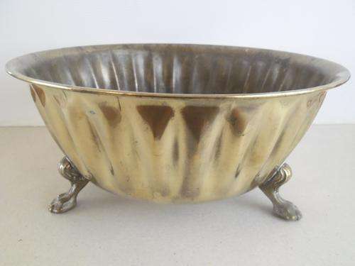 BEAUTIFULL BRASS BUCKETT WITH 3 X LION FEET LEGS. PLEASE READ DESCRIPTION?