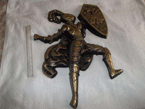 HUGE 640 mm X 430 mm AND HEAVY METAL FIGHTING KNIGHT IN ARMOUR