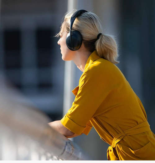 Bose Noise Cancelling Headphones 700 with Charging Case-new, sealed unit