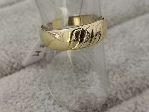 Detailed Gold Ring With Diamonds