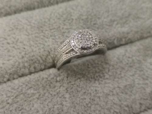 Sparkling White-Gold Cluster Diamond Ring