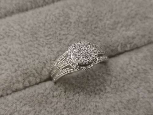 Sparkling White-Gold Cluster Diamond Ring