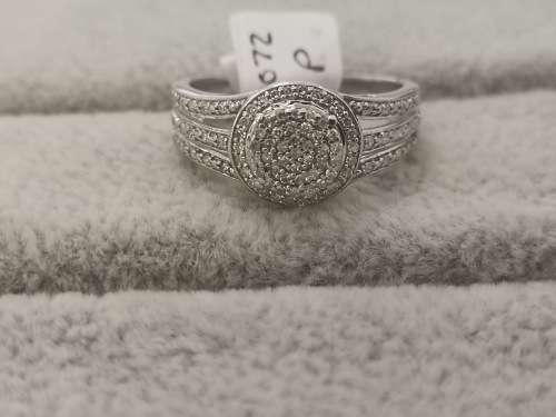 Sparkling White-Gold Cluster Diamond Ring