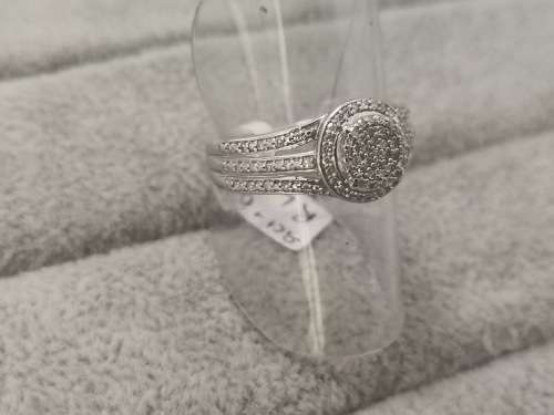 Sparkling White-Gold Cluster Diamond Ring