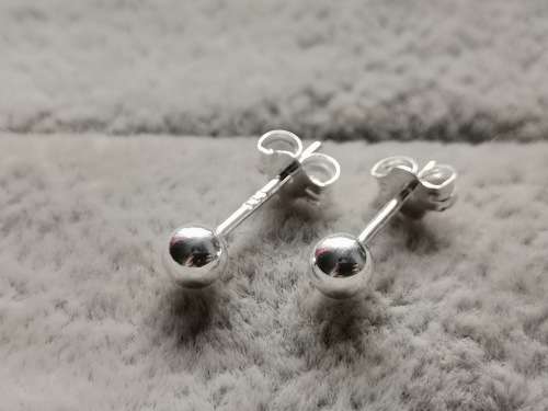 Discount!! 4mm Silver Ball Stud Earrings