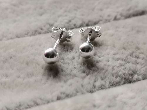 Discount!! 4mm Silver Ball Stud Earrings