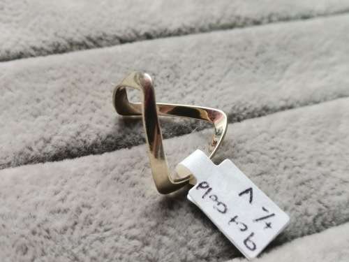 Unique 9ct Gold Ring