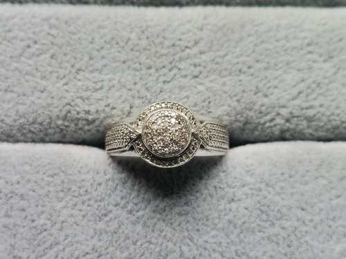 9ct White Gold Cluster Daimond Ring