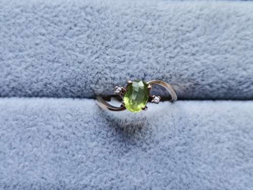 DISCOUNT!! 9ct Gold Peridot Ring