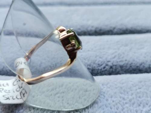 DISCOUNT!! 9ct Gold Peridot Ring