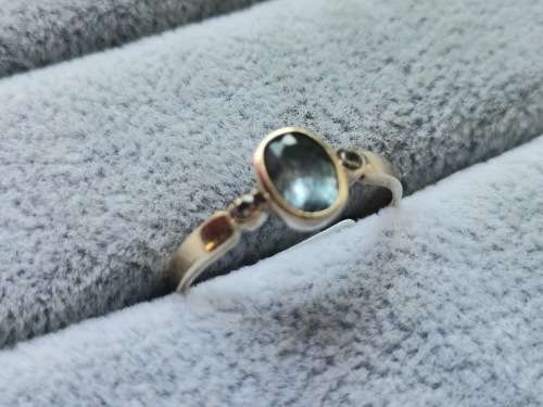 Pretty 9ct Gold Aquamarine Ring