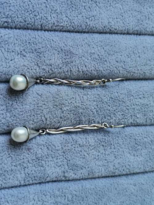 Stuning Silver Pearl Earrings