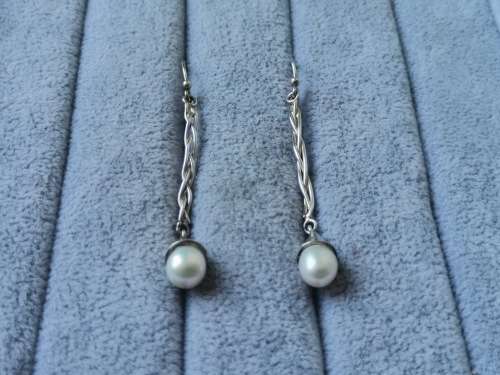 Stuning Silver Pearl Earrings