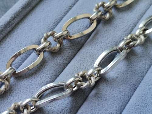 **R1 Auction**  Unique Silver Chain