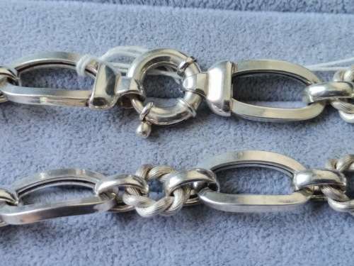 **R1 Auction**  Unique Silver Chain