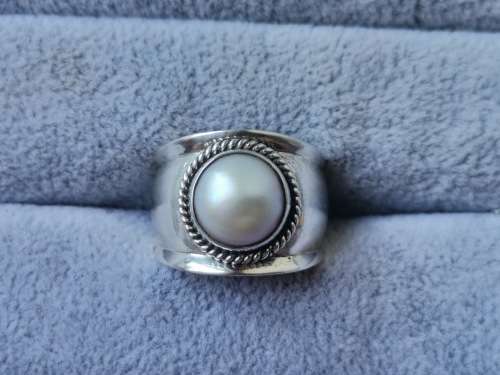 Discount!! Silver Pearl Ring