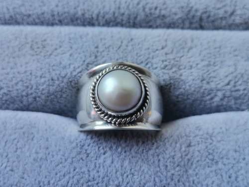 Discount!! Silver Pearl Ring