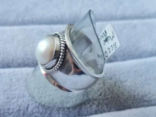 Discount!! Silver Pearl Ring