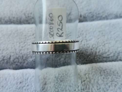 Discount!! Patterned Silver Ring