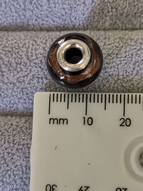 **R1 Auction** Silver Bead Charm