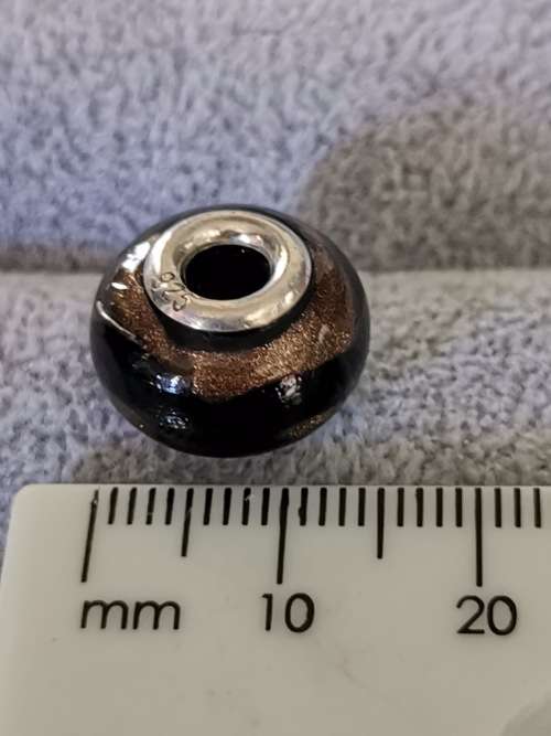 **R1 Auction** Silver Bead Charm