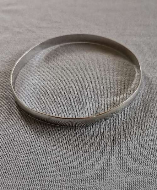 **R1 Auction**  Flat Silver Bangle