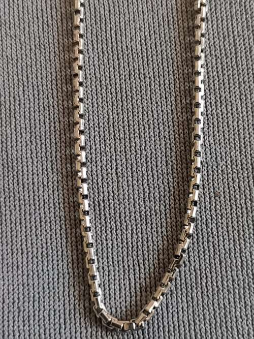 **R1 Auction**  Silver Box Chain