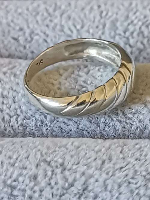 **R1 Auction** Patterned Silver Ring