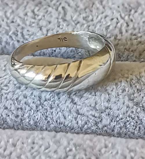 **R1 Auction** Patterned Silver Ring