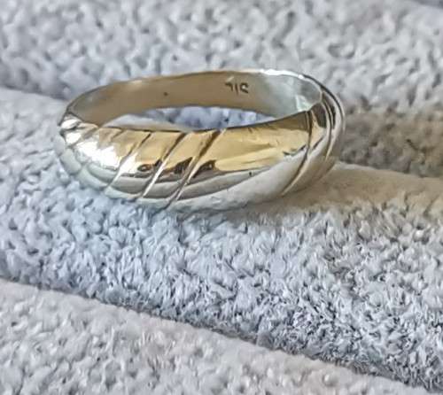 **R1 Auction** Patterned Silver Ring