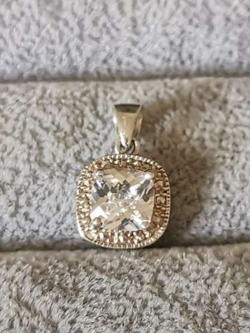 DISCOUNT!!! Dazzling Silver Pendant