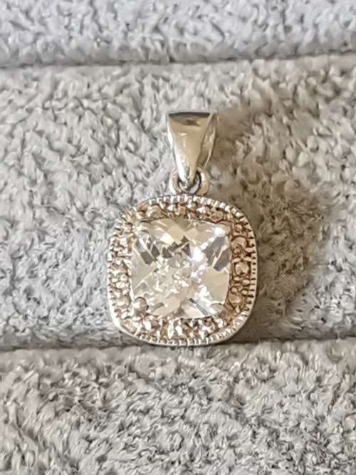 DISCOUNT!!! Dazzling Silver Pendant