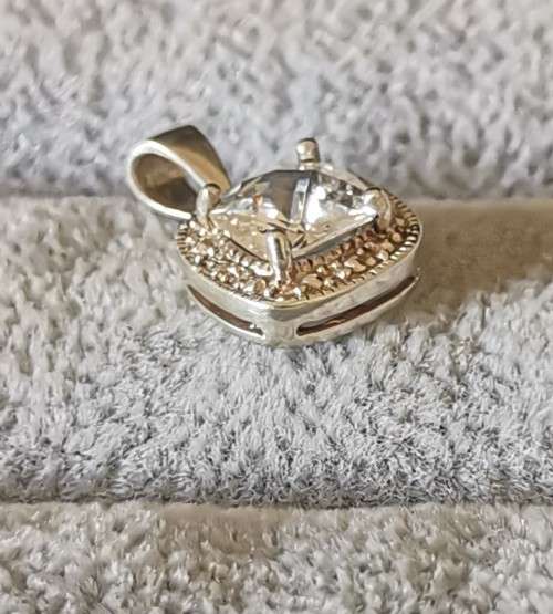 DISCOUNT!!! Dazzling Silver Pendant