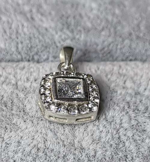 DISCOUNT!!! Dazzling Silver Pendant
