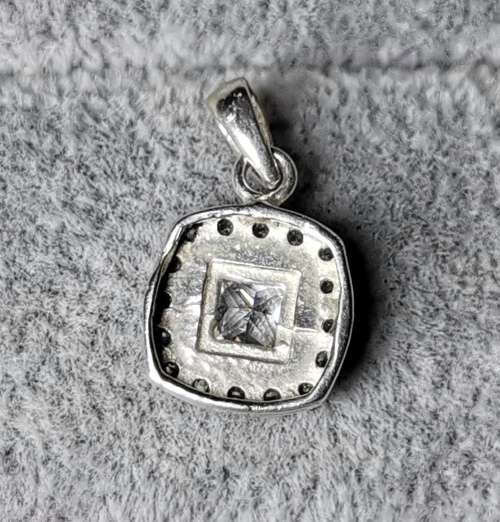 DISCOUNT!!! Dazzling Silver Pendant