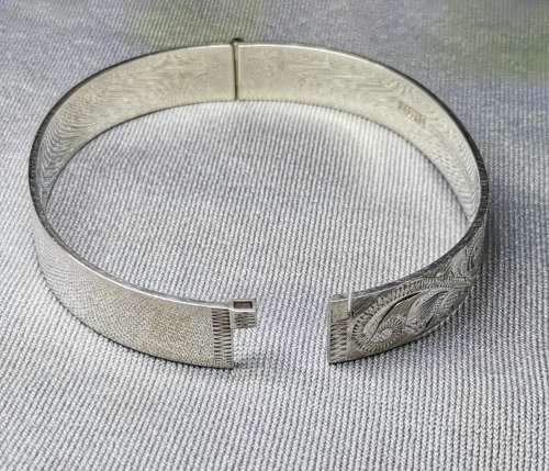 **R1 Auction**  Detailed Silver Bangle