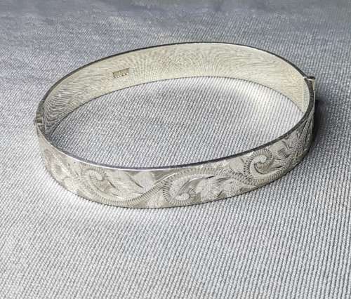 **R1 Auction**  Detailed Silver Bangle