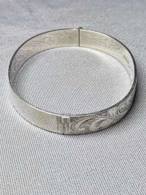 **R1 Auction**  Detailed Silver Bangle
